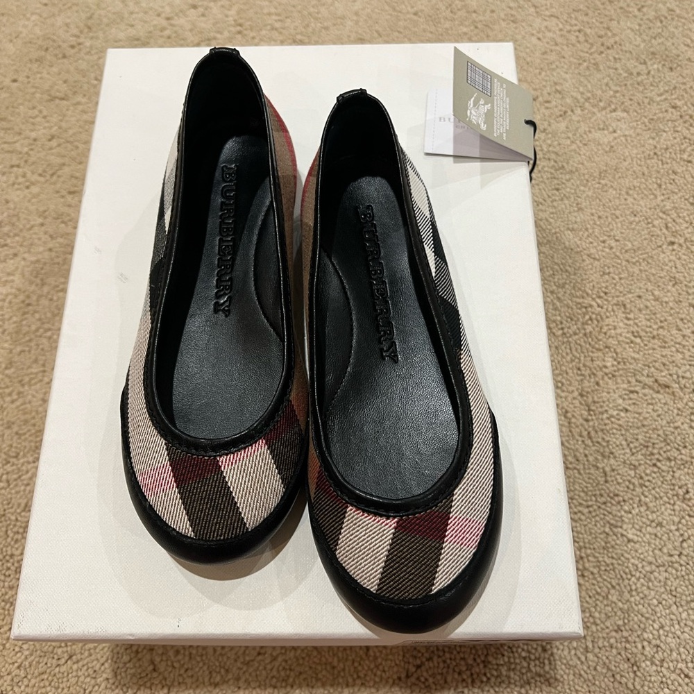 New Burberry Girls Ballerina Check flats - size 29